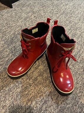 Wind River Women’s Red Lacquered Lace-Up Rain Ankle Boots with some Wear